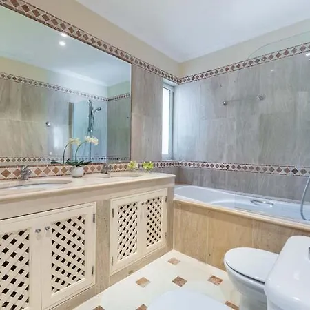 Sleeps 4 With Pool Air Con And Wifi *