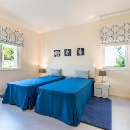 Sleeps 4 With Pool Air Con And Wifi *