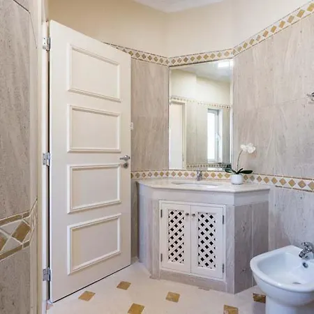 Sleeps 4 With Pool Air Con And Wifi